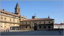 Santiago de Compostela. Zentraler Platz in der Altstadt ist der Praza do Obradoiro. An der Sdseite steht das Colexio de Xerome. 
23.04.2017