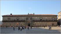 Santiago de Compostela. Zentraler Platz in der Altstadt ist der Praza do Obradoiro. An der Nordseite steht der Parador Hostal dos Reis Catolicos. Das Geb�ude mit vier Innenh�fen wurde 1501 als Krankenhaus errichtet.
23.04.2017