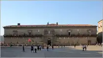 Santiago de Compostela. Zentraler Platz in der Altstadt ist der Praza do Obradoiro. An der Nordseite steht der Parador Hostal dos Reis Catolicos. Das Geb�ude mit vier Innenh�fen wurde 1501 als Krankenhaus errichtet.
23.04.2017