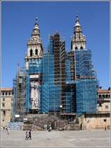 Santiago de Compostela. Zentraler Platz in der Altstadt ist der Praza do Obradoiro. An der Ostseite steht die Kathedrale. Hier endet der Jakobsweg, auf dem 2016 etwa 278.000 Pilger ihr Ziel erreichten. Am 23.04.2017 war die Westfassade, aber auch Teile des Inneren fr Sanierungs- und Restaurierungsarbeiten eingerstet.