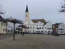 Frontenhausen, Marktplatz mit Marienstatue und St. Jakob Kirche (23.12.2016)