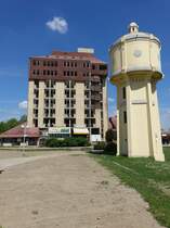 Vukovar, Wasserturm und ehem. Hotel Dunav am Platz der Republik (02.05.2017)