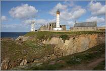 Plougonvelin. Saint Mathieu im �u�ersten Westen der Bretagne mit seinem Leuchtturm, einem Turm des Milit�rs (links), der Klosterruine und der Kapelle Notre Dame de Gr�ces. 25.04.2017