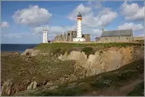 Plougonvelin. Saint Mathieu im �u�ersten Westen der Bretagne mit seinem Leuchtturm, einem Turm des Milit�rs (links), der Klosterruine und der Kapelle Notre Dame de Gr�ces. 25.04.2017
