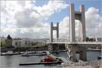 Brest. Links neben der Hubbr�cke Pont de Recouvrance ist ein mittelalterlicher Turm, der Tour Tanguy, zu sehen. 25.04.2017