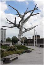 Brest. Am Beginn/Ende der Rue de Siam steht dieser knstlerisch gestaltete Baum aus Metall. 25.04.2017