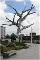 Brest. Am Beginn/Ende der Rue de Siam steht dieser k�nstlerisch gestaltete Baum aus Metall. 25.04.2017