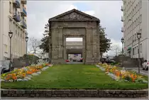 Brest. Am Square Commandant l'Herminier erinnert dieses Portal an ein unter Ludwig dem XIV. erbautetes Jesuitenseminar. 25.04.2017