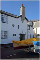 Hugh Town (St. Mary's). Im Vorfeld und w�hrend der ​28​th​​ ​World​ ​Pilot​ ​Gigs​ ​Championships (28.-30.04.2017) sind auf jedem freien Pl�tzchen um den Town Beach die teilnehmenden gigs abgestellt. Auch hier vor der katholischen Kirch Our Lady Star of the  Sea an der Lower Strand. 26.04.2017