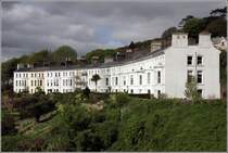Cobh. Die Wohnh�user an The Crescent bieten vom Hang eine gute Sicht auf den Naturhafen von Cork. 27.04.2017