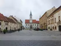 Varazdin, Rathaus am Platz Kralja Tomislava, erbaut 1523 durch Juraj Brandenburg, nach Brand 1776 wiedergebaut durch Johann Michael Taxner, Fassade mit Turm erbaut 1776 durch Franciscus Lossert im fr�hklassizistischem Stil (03.05.2017) 
