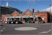 Cobh. Das Heritage Center befindet sich der ehemaligen Bahnhofshalle. Daneben ist der Pier fr Kreuzfahrtschiffe. Hier von Cobh sind 2,5 Millionen Iren ausgewandert. 27.04.2017