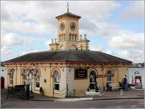 Cobh. Im alten Rathaus mit dem Uhrturm am East Beach ist heute ein China-Restaurant untergebracht. 27.04.2017