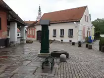 Varazdin, Brunnen in der Ivana Padovca Stra�e und Kirchturm der Ursulinenkirche (03.05.2017)