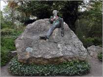 Dublin. Oscar Wilde wird mit diesem Denkmal am Merrion Square geehrt. 28.04.2017