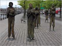 Dublin. Das Famine Memorial auf dem Custom House Quay erinnert an die groe Hungersnot Mitte des 19. Jahrhunderts. 28.04.2017