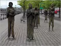 Dublin. Das Famine Memorial auf dem Custom House Quay erinnert an die gro�e Hungersnot Mitte des 19. Jahrhunderts. 28.04.2017