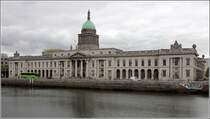 Dublin. Das im 18. Jahrhundert erbaut Custom House auf dem gleichnamigen Quay beherbergt heute das Umweltministerium und die Stadtverwaltung. 28.04.2017