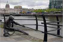 Dublin. Der Linesman auf dem City Quay erinnert an den alten Beruf. 28.04.2017