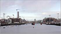 Dublin. Baustellen und Krane beherrschten bei meinem Besuch am 28.04.2017 das Bild der Stadt. Hier der Liffey mit der Tom Clarke Bridge, der ersten Brcke von der Flussmndung. 