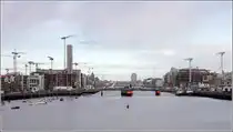 Dublin. Baustellen und Krane beherrschten bei meinem Besuch am 28.04.2017 das Bild der Stadt. Hier der Liffey mit der Tom Clarke Bridge, der ersten Br�cke von der Flussm�ndung. 