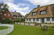 Oland Dorf - Oland (d�nisch �land, nordfriesisch Ual��n) ist eine Hallig im nordfriesischen Wattenmeer in der Nordsee. Oland geh�rt zur Gemeinde und Gemarkung Langene� und damit zur Verwaltungsgemeinschaft Amt Pellworm. Bis zum Zweiten Weltkrieg war Oland eine selbstst�ndige Gemeinde. Aufnahme: 25. Juni 2017.