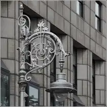 Dublin. Die Stra�enlaternen in der Innenstadt sind aufw�ndig gestaltet. 28.04.2017
