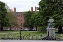 Dublin. W. E. H. Lecky betrachtet von seinem Sockel in aller Ruhe das Treiben im Trinity College 28.04.2017