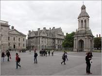 Dublin. Auf den Pltzen des Trinity College mit seinem Campanile herrscht rege Betriebsamkeit. 28.04.2017