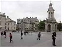 Dublin. Auf den Pl�tzen des Trinity College mit seinem Campanile herrscht rege Betriebsamkeit. 28.04.2017