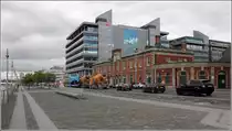 Dublin. Historische und moderne Bebauung stehen am North Wall Quay im Kontrast. Im Vordergrund die fr�here Eisenbahnstation North Wall Station und dahinter das B�rogeb�ude von PWC. 28.04.2017