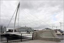 Dublin. Die Samuel Beckett Bridge ist eine 120 m lange Schrgseil-Drehbrck ber den River Liffey. Sie verfgt ber vier Auto- und je zwei Fugnger- und Fahrradspuren. Im Dezember 2009 wurde sie erffnet. Entworfen wurde sie vom spanischen Architekten Santiago Calatrava. 28.04.2017