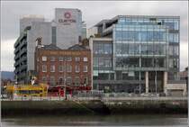 Dublin. Auch am Sir John Rogerson's Quay findet sich noch das eine oder andere historische Gebude zwischen den modernen Bauten, hier  The Ferryman . 28.04.2017