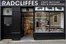 Castletown. Die Fleischerei Radcliffes im Zentrum des Ortes hat eine sch�ne Fassade. 29.04.2017