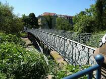 Freiburg, der Mariensteg ber die Dreisam, mit schnem schmiedeeisernen Gelnder, Mai 2017