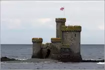 Douglas. Der 1832 gebaute Tower of Refuge auf St Mary's Isle oder auch Conister Rock liegt vor der Stadt in der Douglas Bay. 29.04.2017