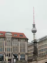 Vom Ausflugsdampfer aus ist hier Fernsehturm auf dem Alexanderplatz am 24. Juni 2017 in H�he der  Bodestr. zu sehen.