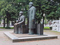 Das Marx-Engels-Denkmal  (errichtet in 1980er Jahren) in Berlin-Mitte nun auf  den Grnflche an der Karl-Liebknecht-Brcke, gesehen am 24. Juni 2017.
Das Marx-Engels-Denkmal wurde fr die Baustelle der U-Bahn Linie 5-Verlngerung versetzt. 