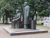 Das Marx-Engels-Denkmal  (errichtet in 1980er Jahren) in Berlin-Mitte nun auf  den Gr�nfl�che an der Karl-Liebknecht-Br�cke, gesehen am 24. Juni 2017.
Das Marx-Engels-Denkmal wurde f�r die Baustelle der U-Bahn Linie 5-Verl�ngerung versetzt. 