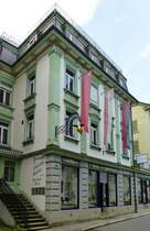 Einsiedeln, im Haus  Zum Goldenen Apfel  befindet sich das Lebkuchenmuseum und ein historischer Laden aus dem 19.Jahrhundert, Mai 2017