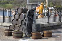 Stornoway. Denkmal einer Heringsfrau. Die Heringsfischerei spielte im 19. Jahrhundert eine gro�e Rolle. 01.05.2017