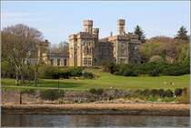 Stornoway. Lews Castle (schottisch-glisch: Caisteal Ledhais) wurde Mitte des 19. Jahrhunderts errichtet. Eine Besonderheit bildet der das Schlo umgebende Wald, er ist untypisch fr Lewis and Harris. 01.05.2017