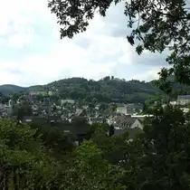BAD LAASPHE IM ROTHAARGEBIRGE/NRW
Blick auf die Kleinstadt inmitten gr�ner,bewaldeter H�gel des ROTHAARGEBIRGES,mit dem Turm der
ev. Stadtkirche in der Bildmitte und SCHLOSS WITTGENSTEIN,im 12. Jahrhundert gegr�ndet und im
Barock ausgebaut,hoch �ber der Stadt,am 4.7.2017...