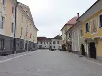 Radovljica, Schloss Thurn und Geb�ude am Hauptplatz (05.05.2017)