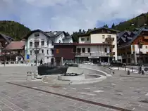 Tarvisio, Geb�ude und Brunnen an der Piazza Unita (05.05.2017)