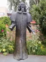 Comenius-Denkmal von 1992 des Bildhauers Josef Vajce im Comenius-Garten, eine �ffentlich zug�ngliche Gartenanlage am B�hmischen Dorf in Berlin-Neuk�lln am 05. Juli 2017