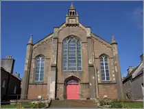 Stromness. In der Dunbas Street befindet sich die Kirche des Ortes. 02.05.2017