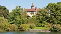 Cham, das Schloss St. Andreas liegt auf einem kleinen H�gel auf einer Landzunge am Nordufer des Zugersees und ist in Privatbesitz - 21.09.2012