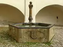 Tiengen, der historische Brunnen von 1735, im Schlo�hof, Sept.2015