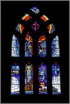 Kirkwall. Eines der farbenprchtigen Buntglasfenster der St. Magnus Kathedrale. 02.05.2017